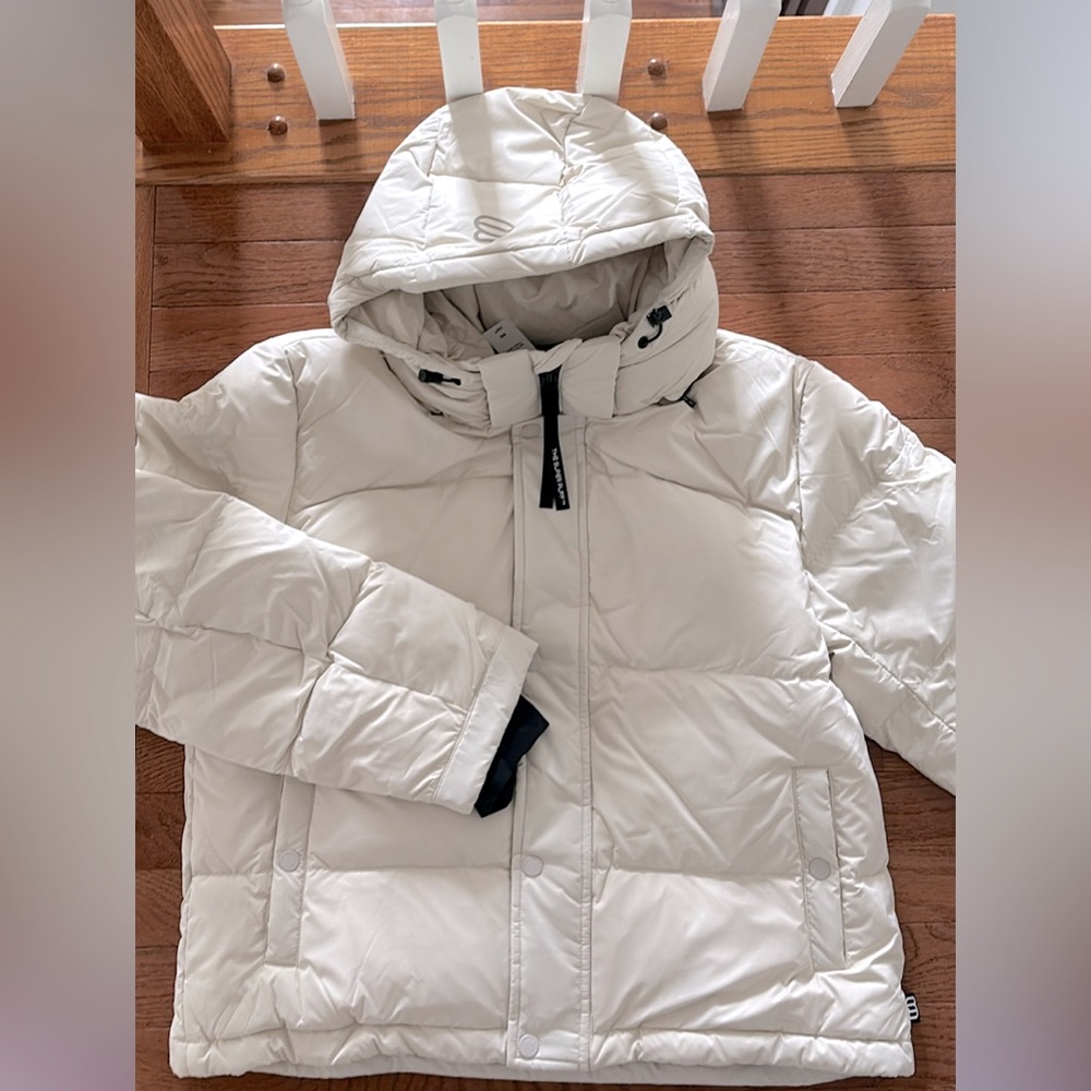 Superpuff shorty for Aritzia. Brand new. Size medium. Matte Pearl.